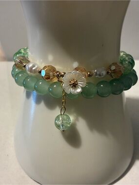 Green Glass Beaded Flower Charm Bracelet with Gold Accents